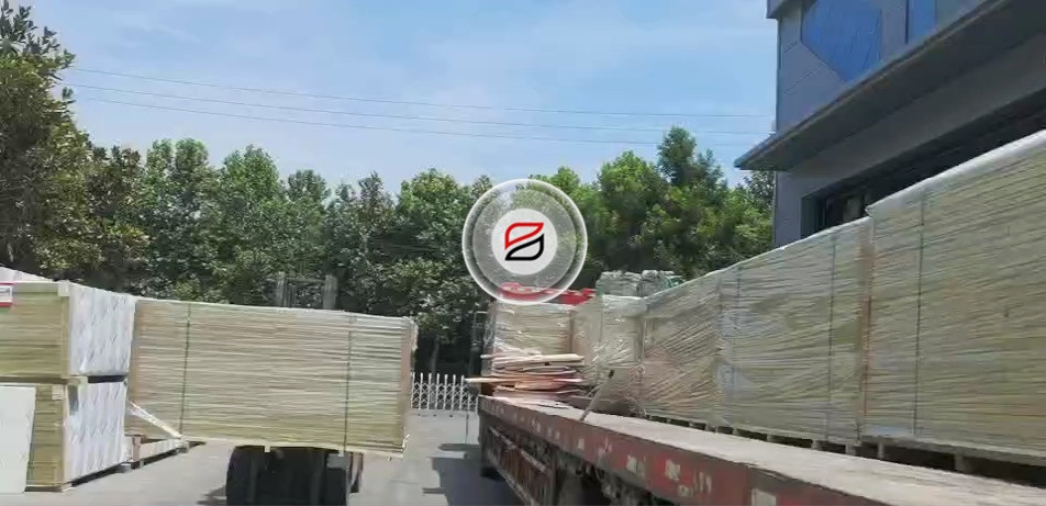 巖棉外墻保溫一體板裝車